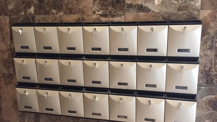 Buzones comunitarios y papeleras instalados por Cerrajería Sartu en Bizkaia